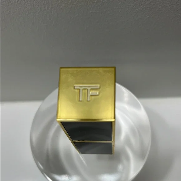 Tom Ford Luxurious Black and Gold Lipstick A 52 03 Casablanca rouge. A levres - Picture 2 of 3
